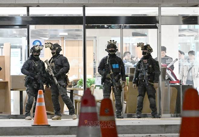 12·3 비상계엄 선포 후 4일 오전 군인들이 국회에서 경계근무를 하고 있다. 사진은 기사와 직접 관계없음. 2024.12.3 도준석 전문기자