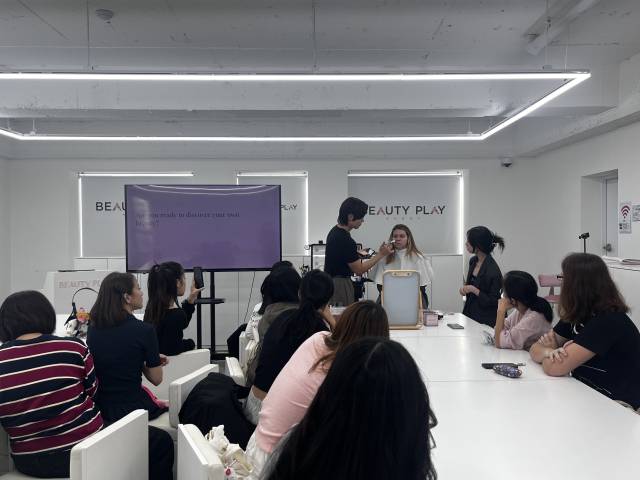 17일 오후 서울 마포구 '뷰티플레이' 홍대점에서 외국인 관광객이 K메이크업 원데이 클래스를 수강하고 있다. 노현영 기자