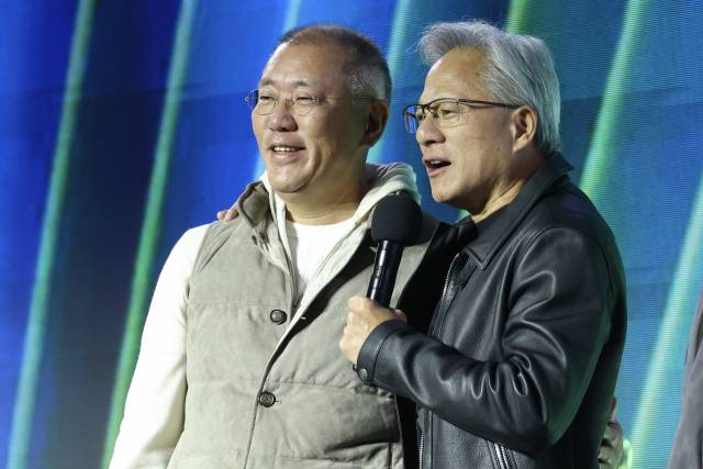 젠슨 황(오른쪽) 엔비디아 최고경영자와 정의선 현대차그룹 회장이 30일 서울 코엑스에서 열린 엔비디아의 그래픽카드(GPU) '지포스' 출시 25주년 행사에서 단상에 올라 있다. 공동취재