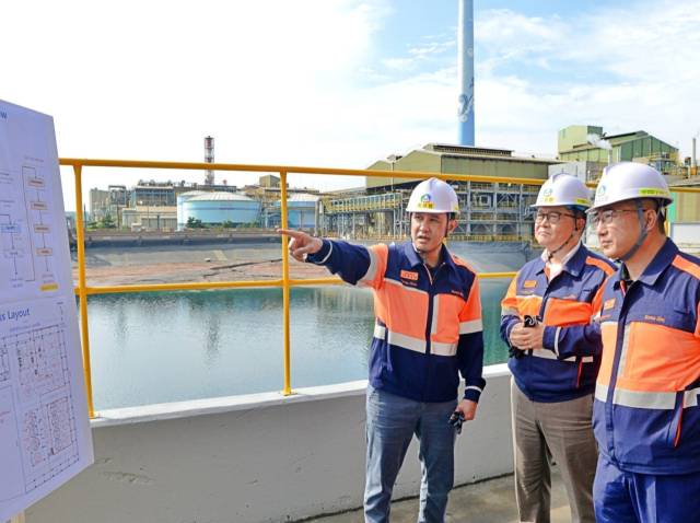 최윤범(왼쪽 첫 번째) 고려아연 회장이 작업 현장이 둘러보고 있다. 사진 제공=고려아연