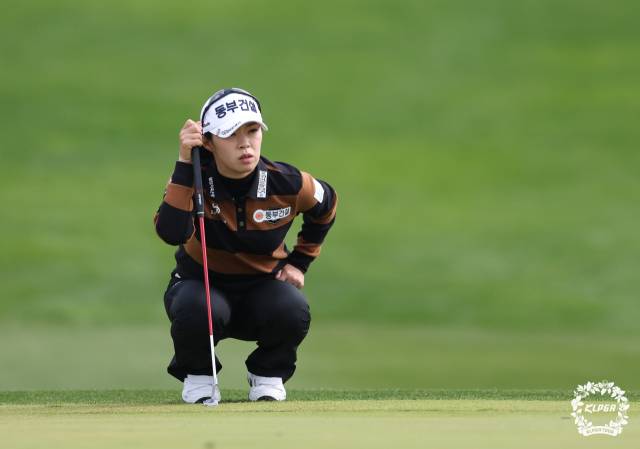 그린을 읽고 있는 김수지. 사진 제공=KLPGA