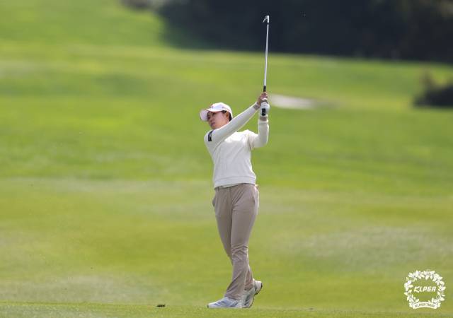 아이언 샷을 하고 있는 황유민. 사진 제공=KLPGA