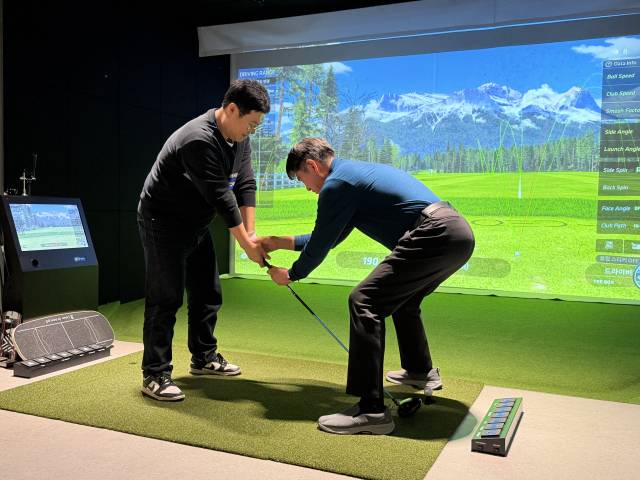 원 포인트 레슨 참가자의 그립을 점검해 주고 있는 임진한. 김세영 기자