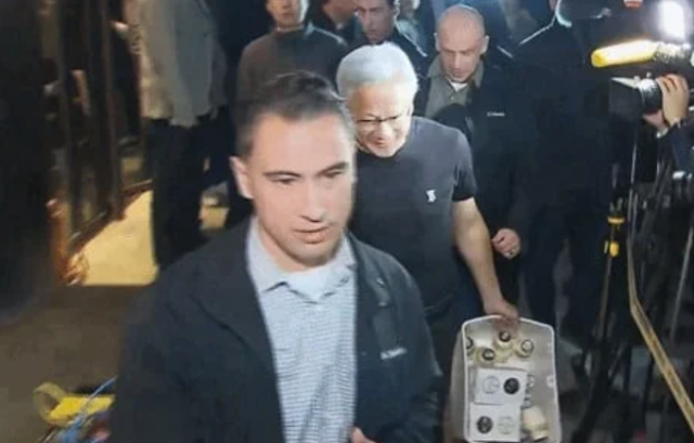 젠슨 황 엔비디아 최고경영자(CEO)가 지난 30일 서울 삼성역 인근 깐부치킨 앞에서 바나나 우유와 김밥 등이 담긴 바구니를 들고 나오는 모습. 사진=엑스(X·옛 트위터) 갈무리