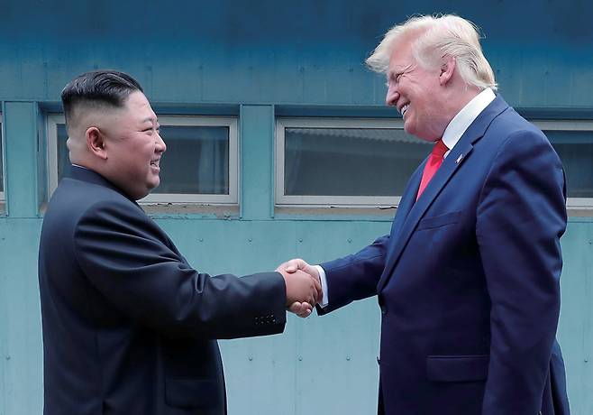 2019년 6월30일 도널드 트럼프 미국 대통령과 북한 김정은 국무위원장(왼쪽)이 판문점에서 군사분계선을 사이에 두고 악수하고 있다. ⓒ연합뉴스