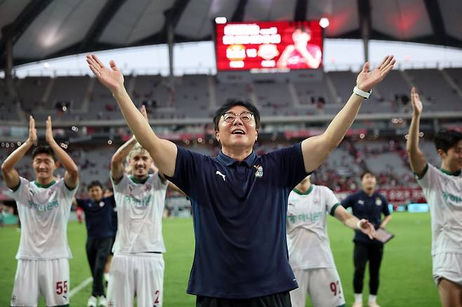 대전하나시티즌(앞)이 황선홍 감독과 동행을 이어간다. 대전하나는 황 감독이 지난해 소방수로 부임한 뒤 팀의 잔류를 이끈 점과 올해 창단 첫 파이널 A 진입에 성공한 사실을 높게 평가해 재계약을 추진했다. 사진제공│대전하나시티즌