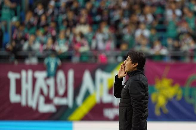 대전하나시티즌이 황선홍 감독과 동행을 이어간다. 대전하나는 황 감독이 지난해 소방수로 부임한 뒤 팀의 잔류를 이끈 점과 올해 창단 첫 파이널 A 진입에 성공한 사실을 높게 평가해 재계약을 추진했다. 사진제공│대전하나시티즌