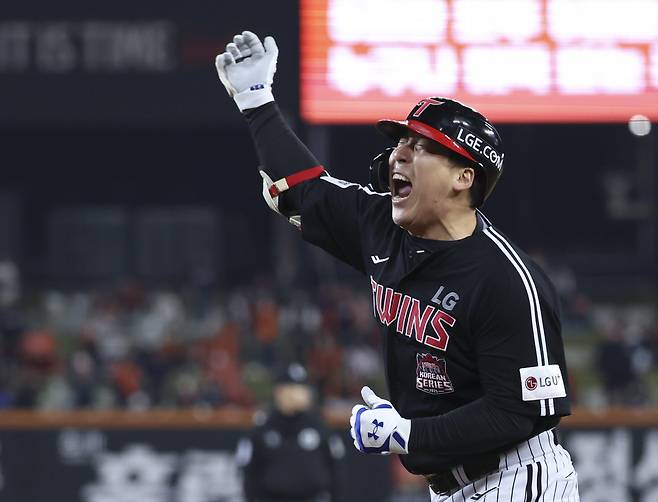 LG 김현수가 30일 대전한화생명볼파크서 열린 KS 4차전 9회초 2사 2·3루서 역전 결승 2타점 적시타를 쳐낸 뒤 덕아웃을 바라보며 환호하고 있다. 김현수는 PS 통산 최다 102번째 안타를 결승타로 장식하며 LG의 7-4 승리를 이끌었다. 대전｜뉴시스