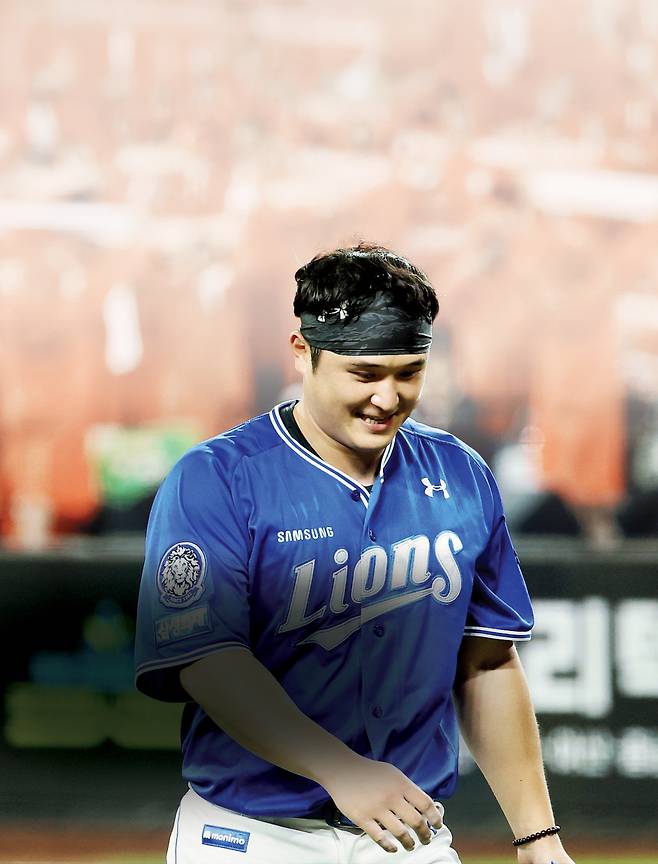 삼성 최원태가 지난 24일 대전에서 열린 한화와 플레이오프 5차전 4회 1사 후 마운드에서 내려가고 있다.  연합뉴스