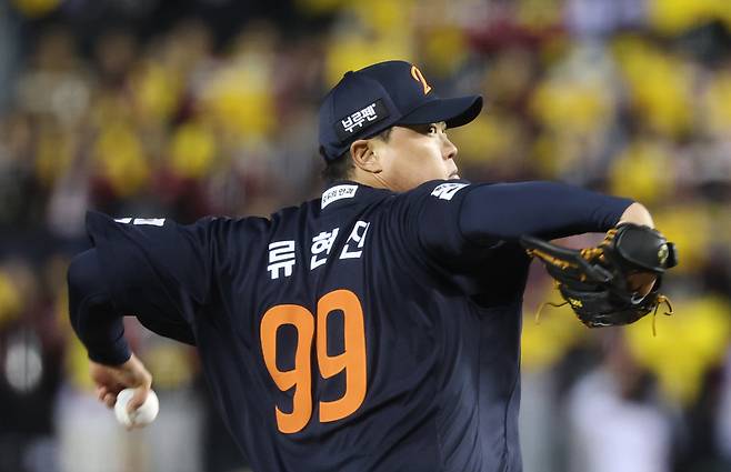 27일 서울 잠실야구장에서 열린 2025 프로야구 한국시리즈 한화 이글스 대 LG 트윈스 2차전. 1회 말 한화 선발투수 류현진이 역투하고 있다. 2025.10.27 연합뉴스