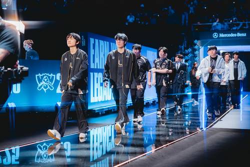 28일 경기에 앞서 젠지(검은 유니폼)와 한화생명e스포츠 선수들이 입장하고 있다. | 라이엇 게임즈