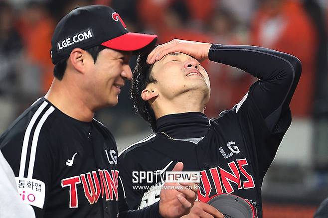 ▲ 울고 있는 박해민을 놀리는 오지환. ⓒ곽혜미 기자