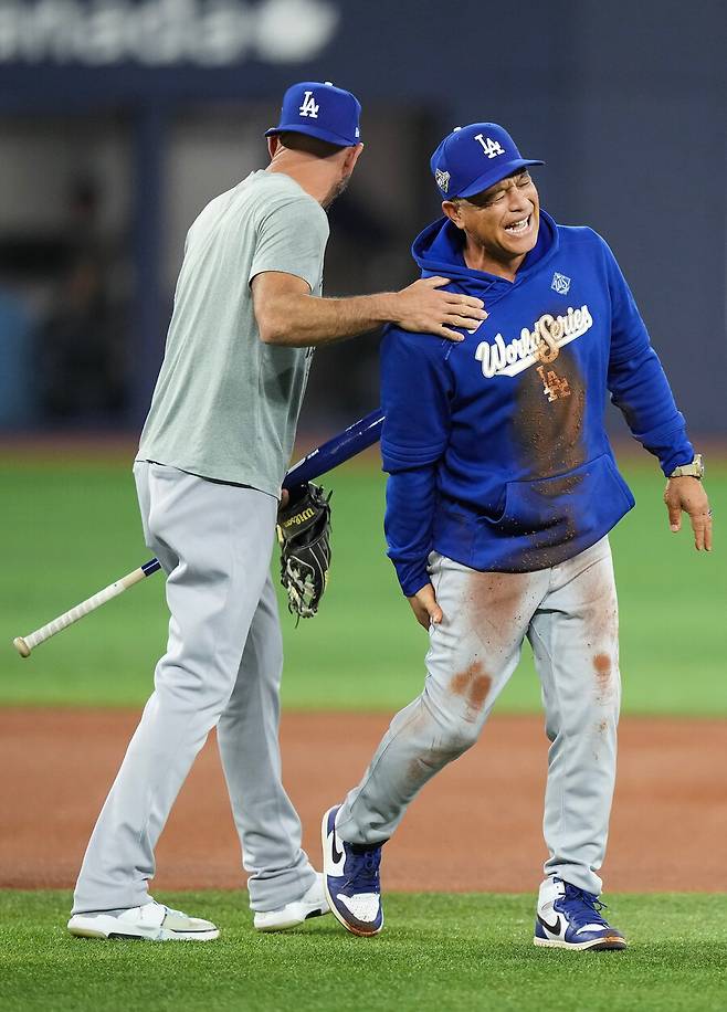 ▲ 김혜성과 달리기 경주를 하다가 넘어진 데이브 로버츠 감독 ⓒ연합뉴스/AP