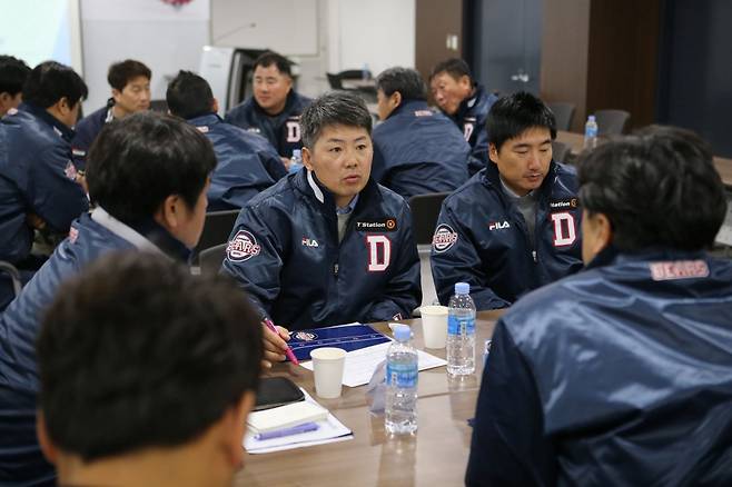 과거 두산 베어스 코치로 한솥밥을 먹었던 김원형 현 두산 감독(가운데·당시 1군 투수코치)과 정재훈(오른쪽) 당시 1군 불펜 코치. /사진=두산 베어스 제공