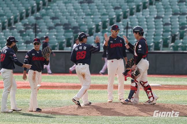 롯데 선수들이 31일 열린 2025 울산-KBO Fall League 준결승에서 승리한 후 기쁨을 나누고 있다. /사진=롯데 자이언츠 제공