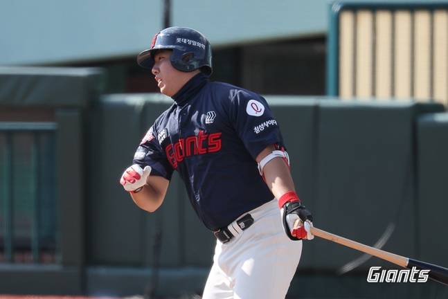 롯데 조세진이 31일 열린 2025 울산-KBO Fall League 준결승에서 7회 적시타를 때려내고 있다. /사진=롯데 자이언츠 제공