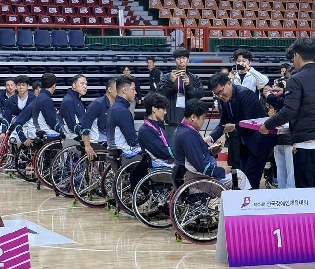 서울(코웨이 블루휠스) 선수단이 31일 부산 사직실내체육관에서 열린 제45회 전국장애인체육대회(장애인체전) 남자 휠체어농구 OPEN(선수부) 우승 후 메달을 받고 있다. /사진=양정웅 기자