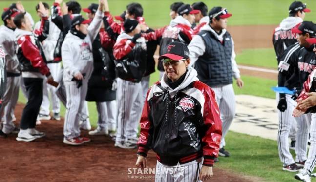 염 감독(가운데)이 4차전 승리 후 더그아웃으로 향하고 있다. /사진=강영조 선임기자