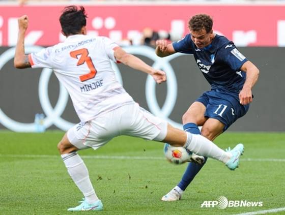 김민재(왼쪽)가 지난 9월 독일 진스하임 프리제로 아레나에서 열린 호펜하임과 2025~2026시즌 분데스리가 4라운드 원정 경기 도중 상대 공격수의 슈팅을 막고 있다. /AFPBBNews=뉴스1