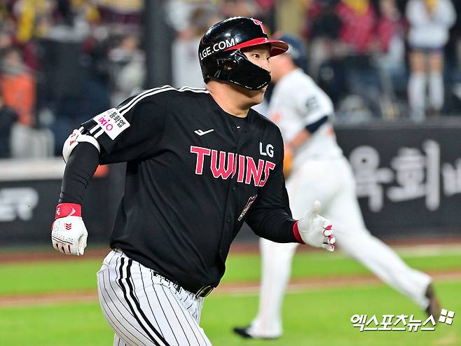 30일 오후 대전 한화생명 볼파크에서 열린 '2025 신한 SOL Bank KBO 한국시리즈' LG 트윈스와 한화 이글스의 4차전 경기, 9회초 2사 1루 LG 문보경이 2루타를 날리고 있다. 대전, 김한준 기자