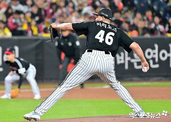 30일 오후 대전 한화생명 볼파크에서 열린 '2025 신한 SOL Bank KBO 한국시리즈' LG 트윈스와 한화 이글스의 4차전 경기, 1회말 LG 선발투수 치리노스가 공을 힘차게 던지고 있다. 대전, 김한준 기자