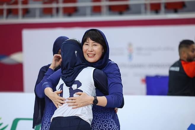 바레인 아시아청소년대회 우승 후 포옹하는 이도희 이란 U-18 여자대표팀 감독 [이도희 감독 제공. 재판매 및 DB 금지]