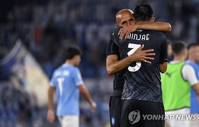 나폴리 시절 김민재와 포옹하는 루치아노 스팔레티 감독 [EPA=연합뉴스 자료사진]