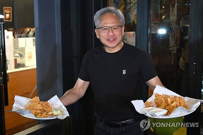 치킨 나눠주는 젠슨 황 (서울=연합뉴스) 이진욱 기자 = 젠슨 황 엔비디아 최고경영자가 30일 서울 삼성동 한 치킨집에서 진행된 이재용 삼성전자 회장, 정의선 현대차그룹 회장과 치맥 회동 중 시민에게 치킨과 감자튀김을 나눠주고 있다. 2025.10.30 [공동취재] cityboy@yna.co.kr