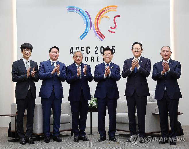 AI 미래를 위해 경주에 모인 대통령과 총수들 (경주=연합뉴스) 김도훈 기자 = 이재명 대통령이 31일 APEC 정상회의장인 경주화백컨벤션센터에서 젠슨 황 엔비디아 최고경영자 접견에 앞서 국내 기업 대표들과 함께 기념촬영을 하고 있다. 
    왼쪽부터 이해진 네이버 이사회 의장, 최태원 SK그룹 회장, 젠슨 황, 이재명 대통령, 이재용 삼성전자 회장, 정의선 현대차그룹 회장. 2025.10.31 superdoo82@yna.co.kr