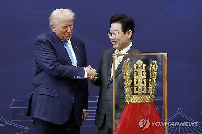 '천마총 금관 모형'과 한미 정상 (경주=연합뉴스) 한상균 기자 = 이재명 대통령이 29일 경북 경주박물관에서 도널드 트럼프 미국 대통령에게 '천마총 금관 모형'을 선물한 뒤 악수하고 있다. 2025.10.29 [대통령실통신사진기자단] xyz@yna.co.kr