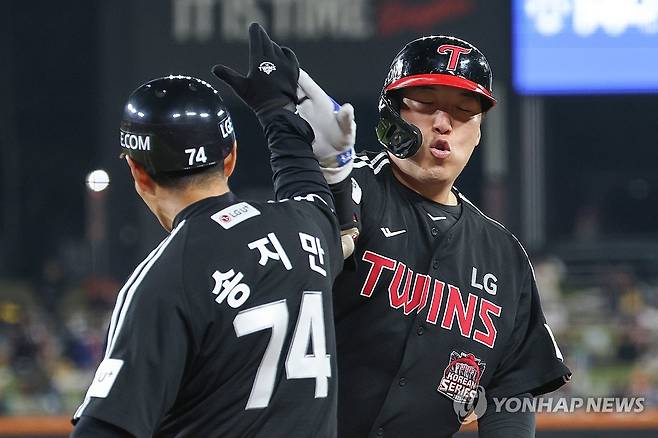 김현수 적시타로 추가점 얻어낸 LG (대전=연합뉴스) 서대연 기자 = 31일 대전 한화생명 볼파크에서 열린 2025 프로야구 KBO리그 포스트시즌 한국시리즈 5차전 LG 트윈스와 한화 이글스의 경기.
    6회초 1사 2루 LG 김현수가 1타점 적시타를 친 뒤 세리머니를 하고 있다. 2025.10.31 dwise@yna.co.kr