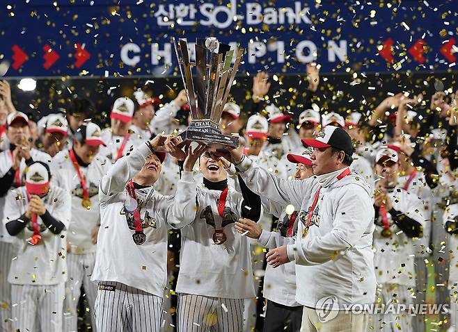 트로피 든 LG 트윈스 (대전=연합뉴스) 서대연 기자 = 31일 대전 한화생명 볼파크에서 열린 2025 프로야구 KBO리그 포스트시즌 한국시리즈 시상식에서 통합 우승을 차지한 LG 트윈스 염경엽 감독, 주장 박해민 등이 트로피를 들고 있다. 2025.10.31 dwise@yna.co.kr