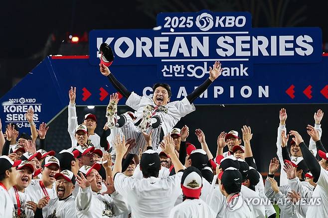 주장 박해민 헹가래 치는 LG 선수들 (대전=연합뉴스) 서대연 기자 = 31일 대전한화생명볼파크에서 열린 2025 프로야구 KBO리그 포스트시즌 한국시리즈 시상식에서 통합 우승을 차지한 LG 트윈스 선수들이 주장 박해민을 헹가래 치며 기뻐하고 있다. 2025.10.31 dwise@yna.co.kr