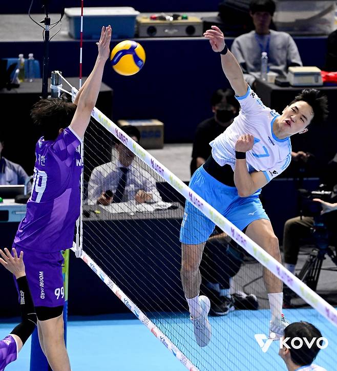 공격하는 대한항공의 임동혁(오른쪽) [한국배구연맹 제공. 재판매 및 DB 금지]