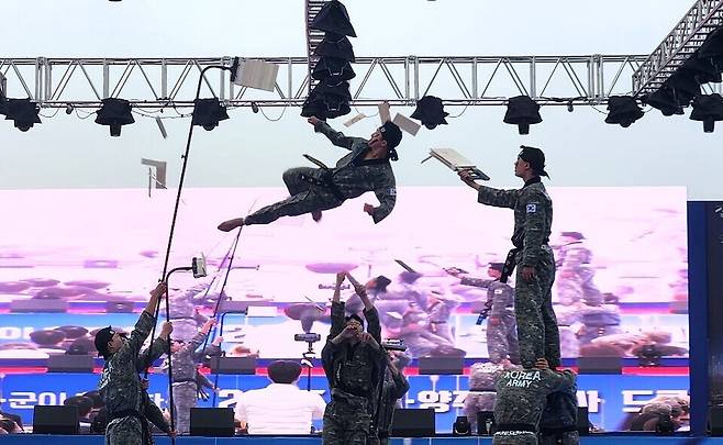 ▲ 양주 드론봇 페스티벌 무대에서 태권도 시범단이 공중 격파 시범을 선보이고 있다.