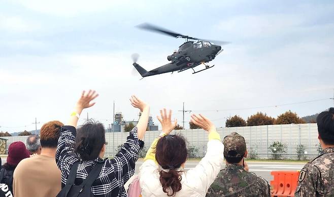 ▲ 양주 드론봇 페스티벌에서 수리온 헬기가 저공비행을 펼치자 관람객들이 손을 흔들며 환호하고 있다.