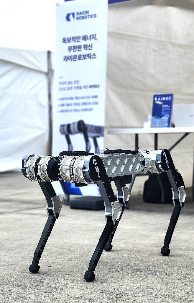 ▲ 양주 드론봇 페스티벌에서 관람객들의 시선을 사로잡은 걸어 다니는 라이온로보틱스 로봇이 행사장을 누비고 있다.