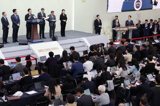 이재명 대통령이 1일 경주화백컨벤션센터(HICO)에서 2025 아시아태평양경제협력체(APEC) 정상회의를 마치고 기자회견을 하고 있다. /연합뉴스 제공