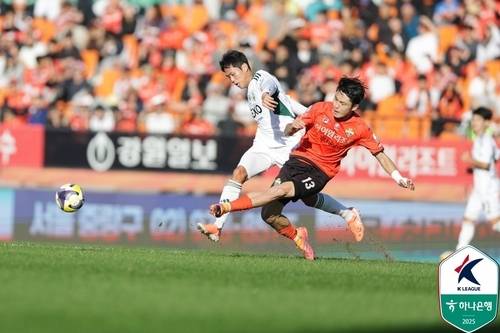 볼을 다투는 전북과 강원. /한국프로축구연맹 제공