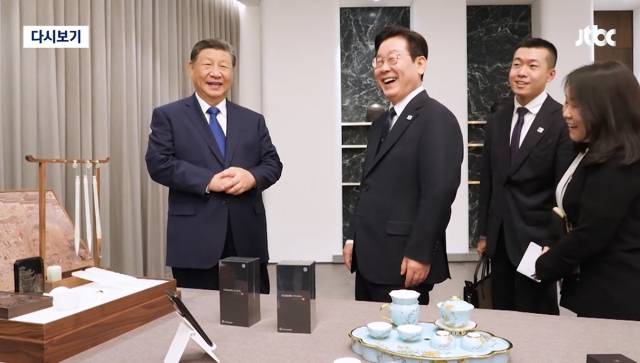 이재명 대통령과 시진핑 중국 국가주석이 한·중 정상회담을 앞두고 선물을 주고받는 자리에서 유쾌한 농담을 나눴다. JTBC