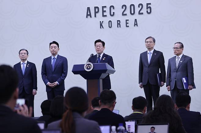 ▲ 이재명 대통령이 1일 오후 경북 경주 국제미디어센터(IMC)에서 아시아태평양경제협력체(APEC)정상회의 기자회견에서 발언하고 있다.김영환 기자 yhk@kyongbuk.com