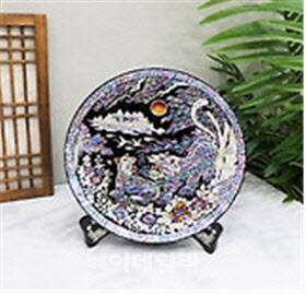 나전칠기 자개원형쟁반(사진=대통령실)