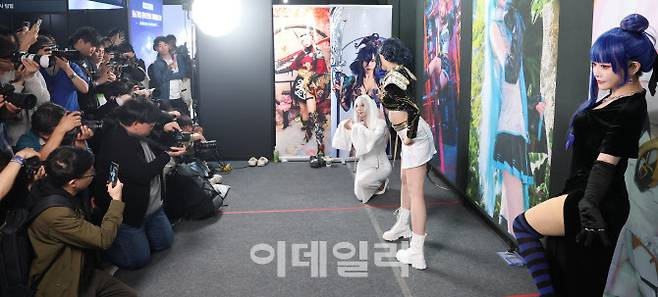 [이데일리 이영훈 기자]  1일 경기도 고양꽃전시관에서 열린 ‘2025 콘텐츠유니버스코리아’를 찾은 코스튬 모델들이 포즈를 취하고 있다..
