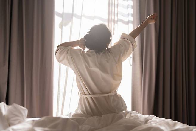 아침 기상 직후 물부터 마시는 게 좋다. 스트레칭 뒤에 채소 등을 먹으면 장 건강에 더욱 좋다. 사진=게티이미지뱅크