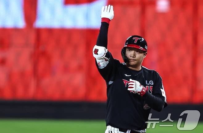 30일 대전 한화생명볼파크에서 열린 프로야구 2025 신한 SOL뱅크 KBO 포스트시즌 한국시리즈 4차전 LG 트윈스와 한화 이글스의 경기, 2회초 선두타자 LG 문보경이 안타를 치고 기뻐하고 있다. 2025.10.30/뉴스1 ⓒ News1 김도우 기자