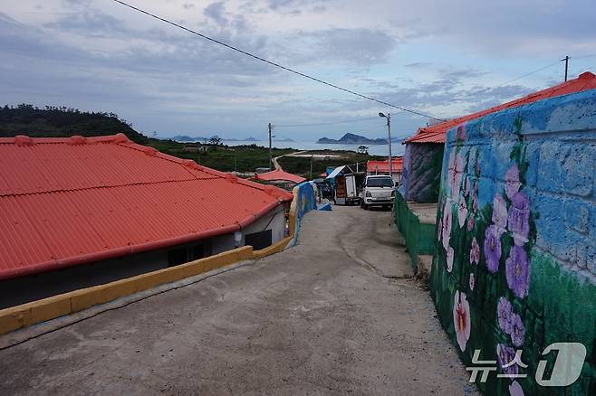 서해 바다가 내려다 보이는 내병도 마을 안길. 2025.10.31/뉴스1 ⓒ News1 조영석 기자