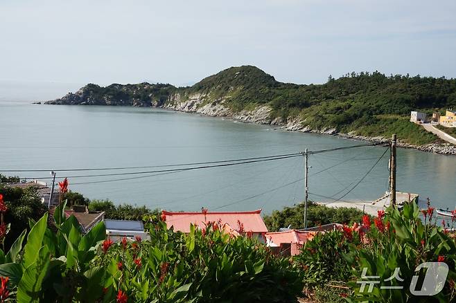 내병도 마을 앞 바다 풍경. 만(灣)은 내륙 깊숙이 들어오고, 산은 부리를 내 민 갈매기처럼  바다로 길게 뻗었다. 2025.10.31/뉴스1 ⓒ News1 조영석 기자
