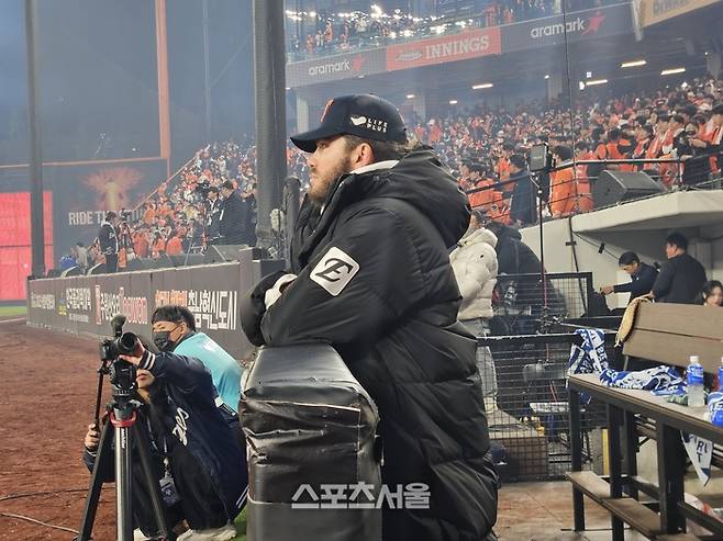 한화 폰세가 31일 대전 한화생명 볼파크에서 열린 2025 KBO 한국시리즈 5차전 LG전에서 패하며 준우승이 확정된 후 우승 세리머니를 하는 LG 선수들을 바라보고 있다. 대전 | 김동영 기자 raining99@sportsseoul.com