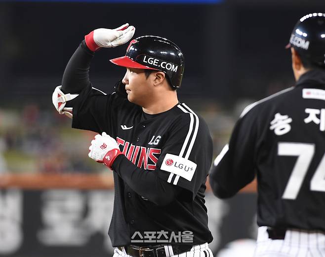 LG 문보경이 30일 대전 한화생명볼파크에서 열린 2025 KBO리그 한화와 한국시리즈 4차전 2회초 무사 한화 선발 와이스를 상대로 안타를 친 뒤 세리머니를 하고 있다.대전 | 박진업 기자 upandup@sportsseoul.com