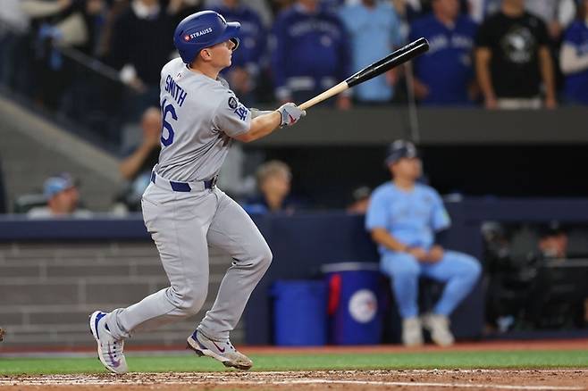 LA 다저스 윌 스미스가 1일(한국시간) 캐나다 온타리아주 토론토 로저스 센터에서 열린 2025 메이저리그(ML) 월드시리즈(WS) 6차전 토론토와 경기에서 3회초 선제 적시 2루타를 때리고 있다. 사진 | 토론토=AFP연합뉴스